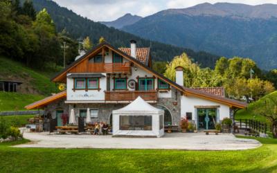 Panoramica dell'agriturismo Naunal sotto lo Zoncolan a Sutrio 